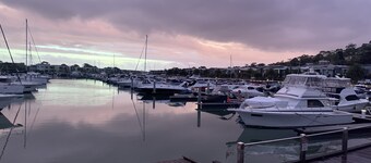 Beautiful Martha Cove home - 100m from water