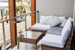 Terrace/patio - Beautiful Martha Cove home - 100m from water (Safety Beach)