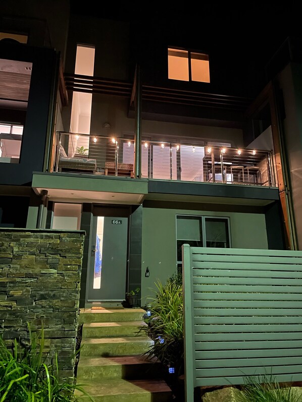 Exterior detail - Beautiful Martha Cove home - 100m from water (Safety Beach)