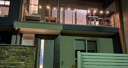 Beautiful Martha Cove home - 100m from water