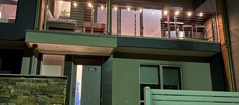 Beautiful Martha Cove home - 100m from water