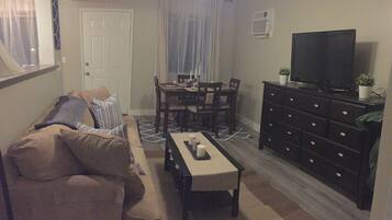 Fernseher, TischfuĂball, Tischtennisplatte