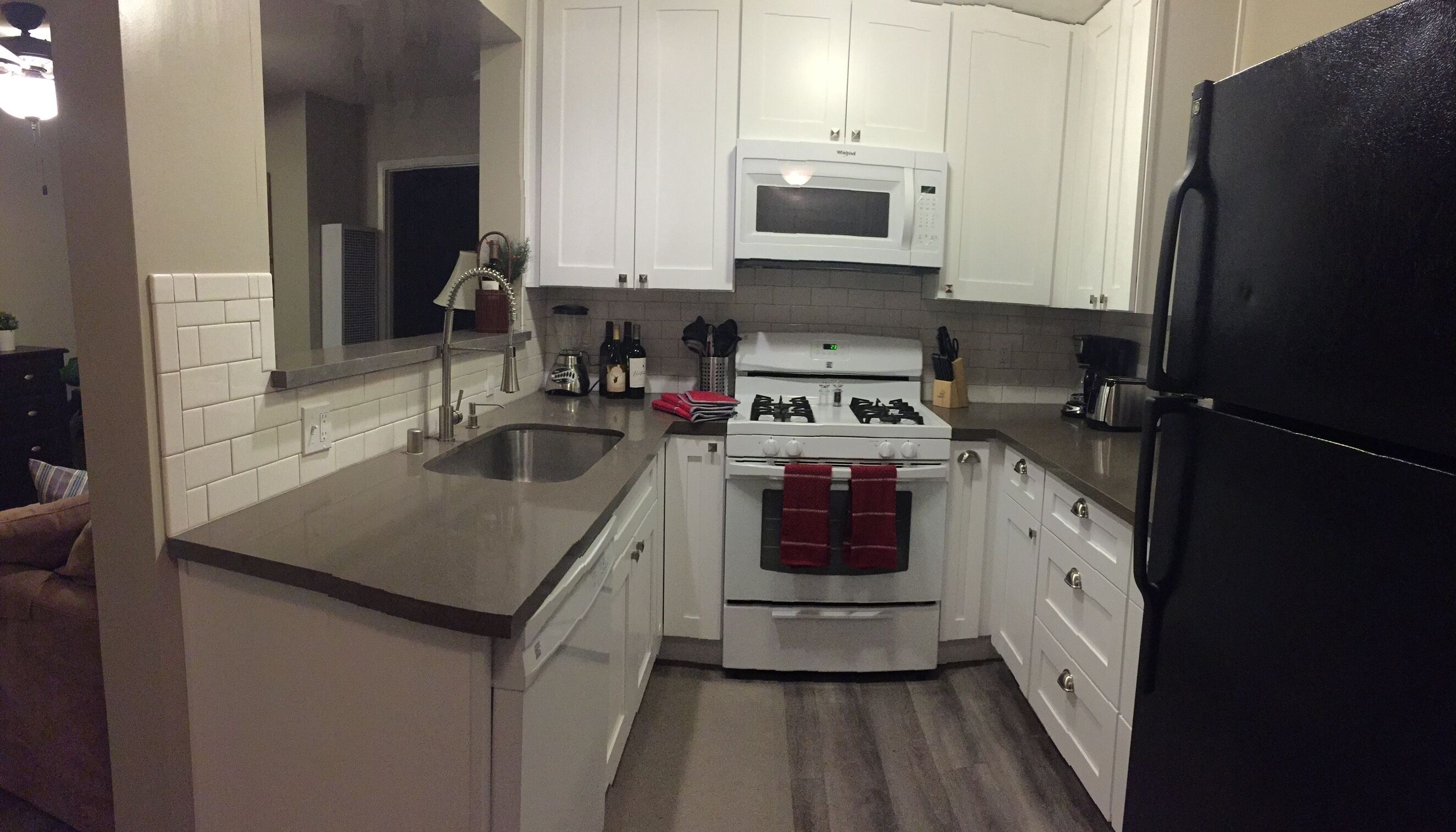 Kjøleskap, mikrobølgeovn, ovn og kokeplater