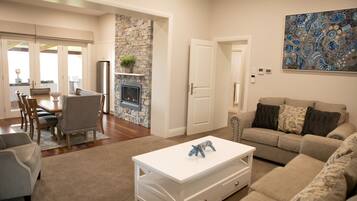 Smart TV, fireplace