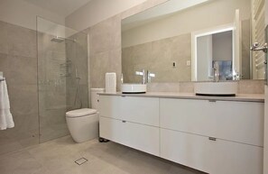 Een douche, een haardroger, handdoeken, zeep
