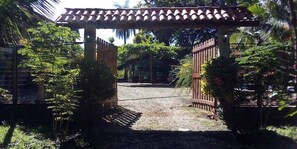 Property grounds - A rustic lodge surrounded by gardens, in a jungle setting - double Room 1 (Provincia de Guanacaste)