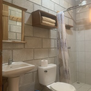 Shower, towels, soap, toilet paper - A rustic lodge surrounded by gardens, in a jungle setting - double Room 1 (Provincia de Guanacaste)