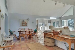 Smart TV, caminetto, tavolo da ping pong