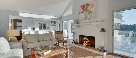 Una Smart TV, una chimenea, una mesa de tenis de mesa