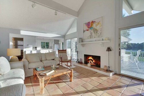 Stunning Hamptons Waterfront Escape w/ Sunset View