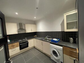 Apartamento | Cocina privada | Frigorífico, microondas, horno y placa de cocina