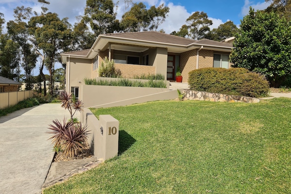 Photo of the main house, apartment access at end of driveway to the left