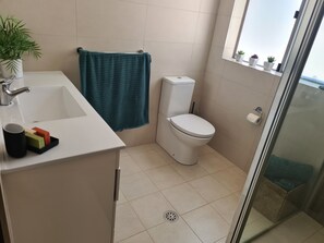 Regadera y papel de baño