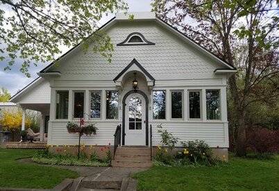 New Cottage walking distance to town & Lake complimentary ride in a 1911 Model T