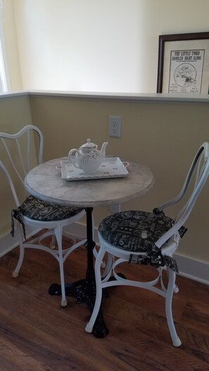 Dining - JUST BUILT - Guest Cottage  with a complimentary ride in a 1911 Model T Ford (Coeur d'Alene)