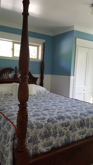 2 bedrooms, iron/ironing board, travel cot, free WiFi - JUST BUILT - Guest Cottage  with a complimentary ride in a 1911 Model T Ford (Coeur d'Alene)