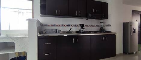 Refrigerador, microondas, utensilios de cocina y olla para langostas