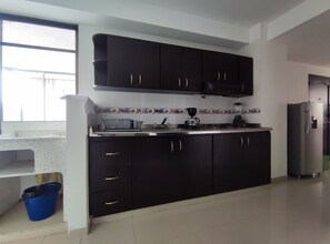 Fridge, microwave, cookware/dishes/utensils, lobster pot - Apto Amoblado Central en Sta Rosa Cerca a Termales (Santa Rosa de Cabal)