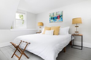 4 habitaciones, escritorio y tabla de planchar con plancha 