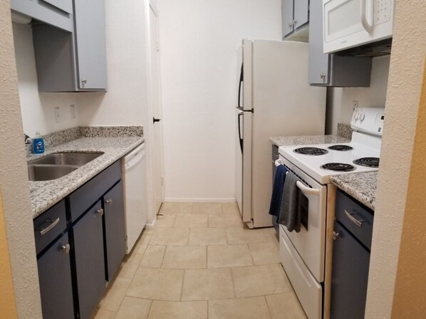 Een koelkast, een magnetron, een oven, een kookplaat