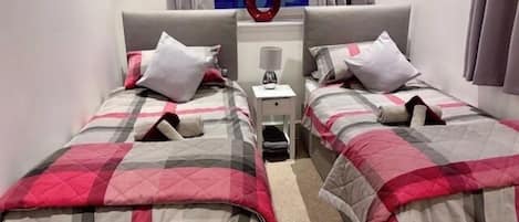 2 多间卧室、熨斗/熨衣板、WiFi、床单