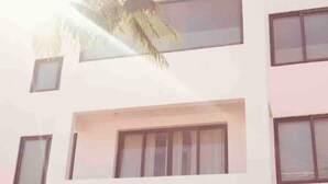 Un immeuble à plusieurs étages, doté de nombreuses fenêtres et de balcons.