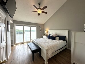 3 bedrooms, free WiFi, bed sheets - Stunning Main Channel View at MM 26 in Margaritaville Cove w/ Boat Slip Rental (Osage Beach)
