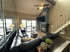 Smart TV, Hulu, streaming services - Stunning Main Channel View at MM 26 in Margaritaville Cove w/ Boat Slip Rental (Osage Beach)