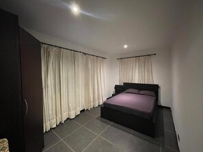 2 室のベッドルーム、アイロン / アイロン台、WiFi、ベッドシーツ