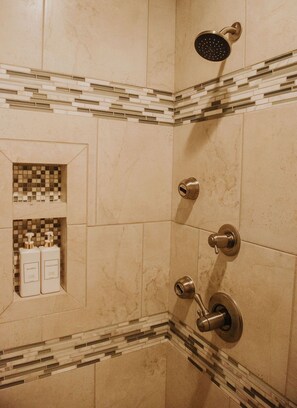 Shower, hair dryer, towels, soap - The Loft...
A hidden gem in the heart of Downtown Gadsden.  (Gadsden)
