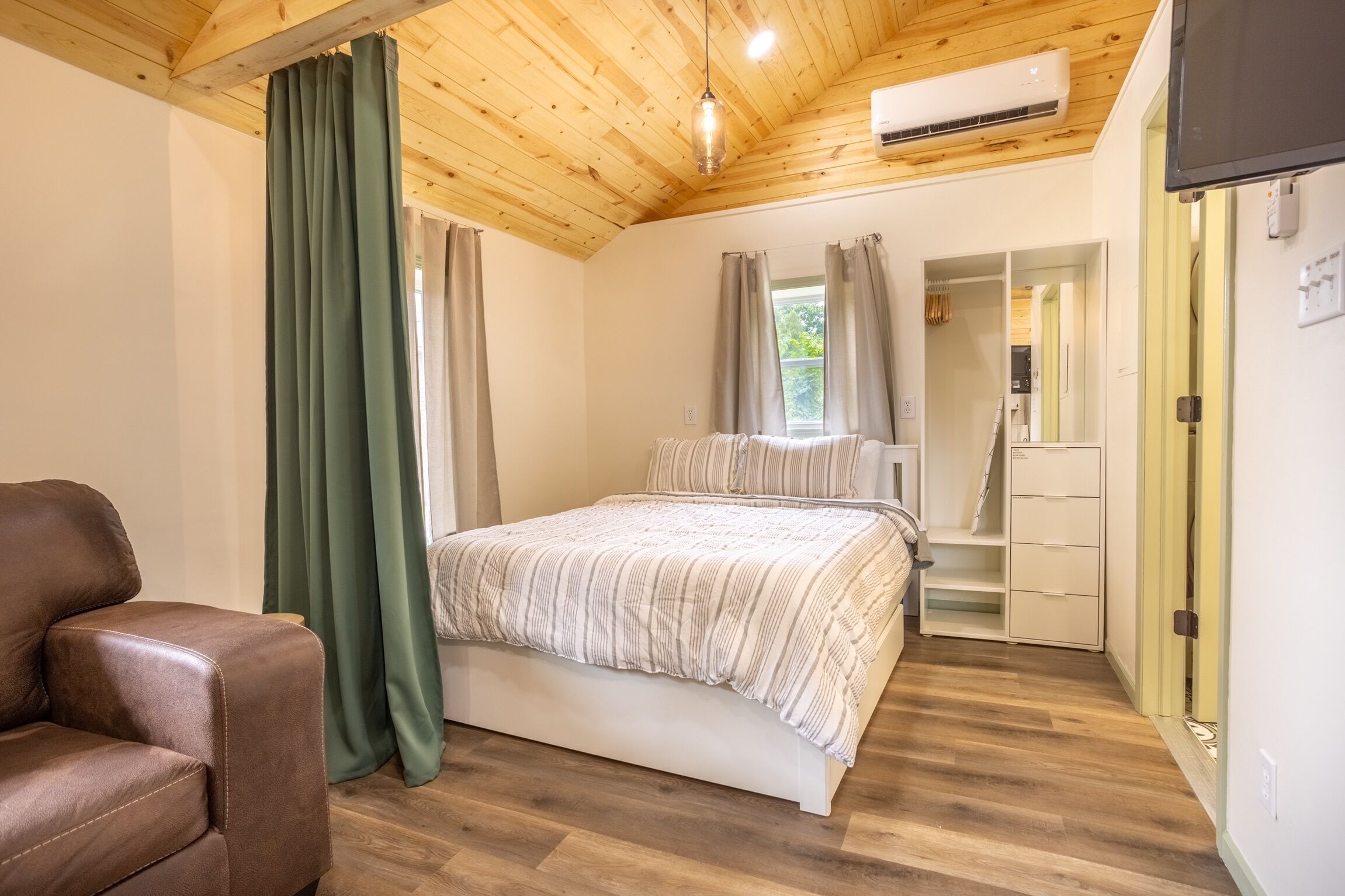 1 habitación, tabla de planchar con plancha, wifi gratis y ropa de cama 