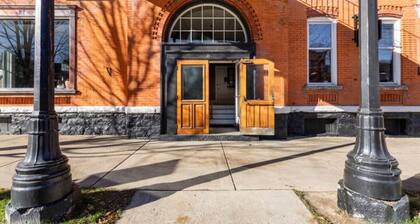 ⛰️HISTORIC COMFY CONDO IN HEART OF ELLICOTTVILLE, PVT PARKING, FLEXIBLE CANCEL⛰️