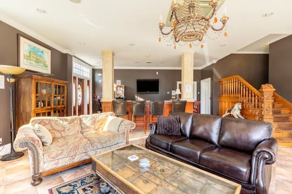 Smart TV, fireplace
