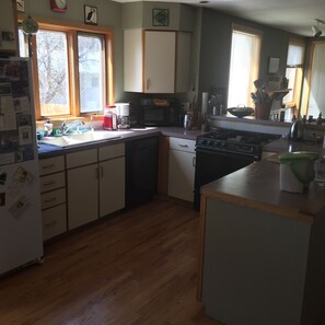 Een koelkast, een magnetron, een oven, een kookplaat