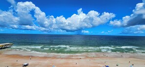 Plage, chaises longues, serviettes de plage