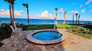 Een buitenzwembad, een verwarmd zwembad