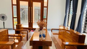 Un comedor moderno con mobiliario de madera y vistas al exterior.