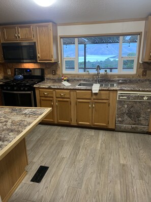 Fridge, microwave, oven, stovetop - Views! Views! Views! (Wofford Heights)