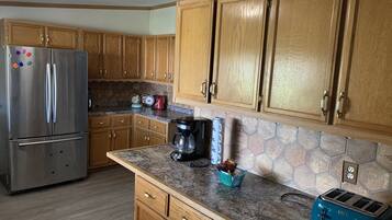 Jääkaappi, mikroaaltouuni, uuni, liesi