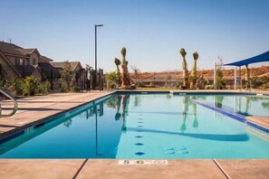 Piscina all'aperto, una piscina riscaldata