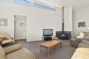 TV - Hikuwai Family Retreat - Albert Town Holiday Home (Albert Town)