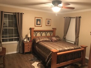 3 bedrooms - House located in the country on 20 acres with cows, horses & ducks (Lone Oak)