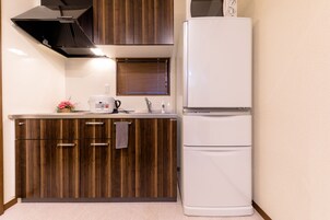 ハウス 禁煙 | 専用簡易キッチン | 冷蔵庫、電子レンジ、コンロ、調理器具と食器