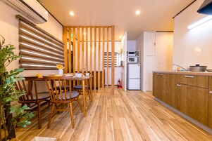 ハウス 禁煙 | 客室内のダイニングエリア