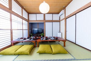 บ้านพัก, ปลอดบุหรี่ | 4 ห้องนอน, โต๊ะทำงาน, Wi-Fi ฟรี, ผ้าปูที่นอน