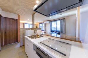 Refrigerador, microondas, placa de cocina, utensilios de cocina