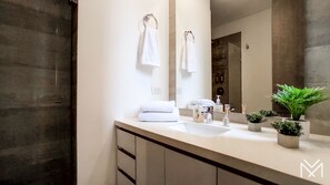 Bathroom - Comfortable, Sparkling Clean Exclusive Suite.- Poblado Area-1AC (Antioquia)
