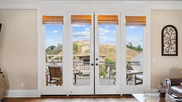 Smart TV, chimenea, libros y oficina