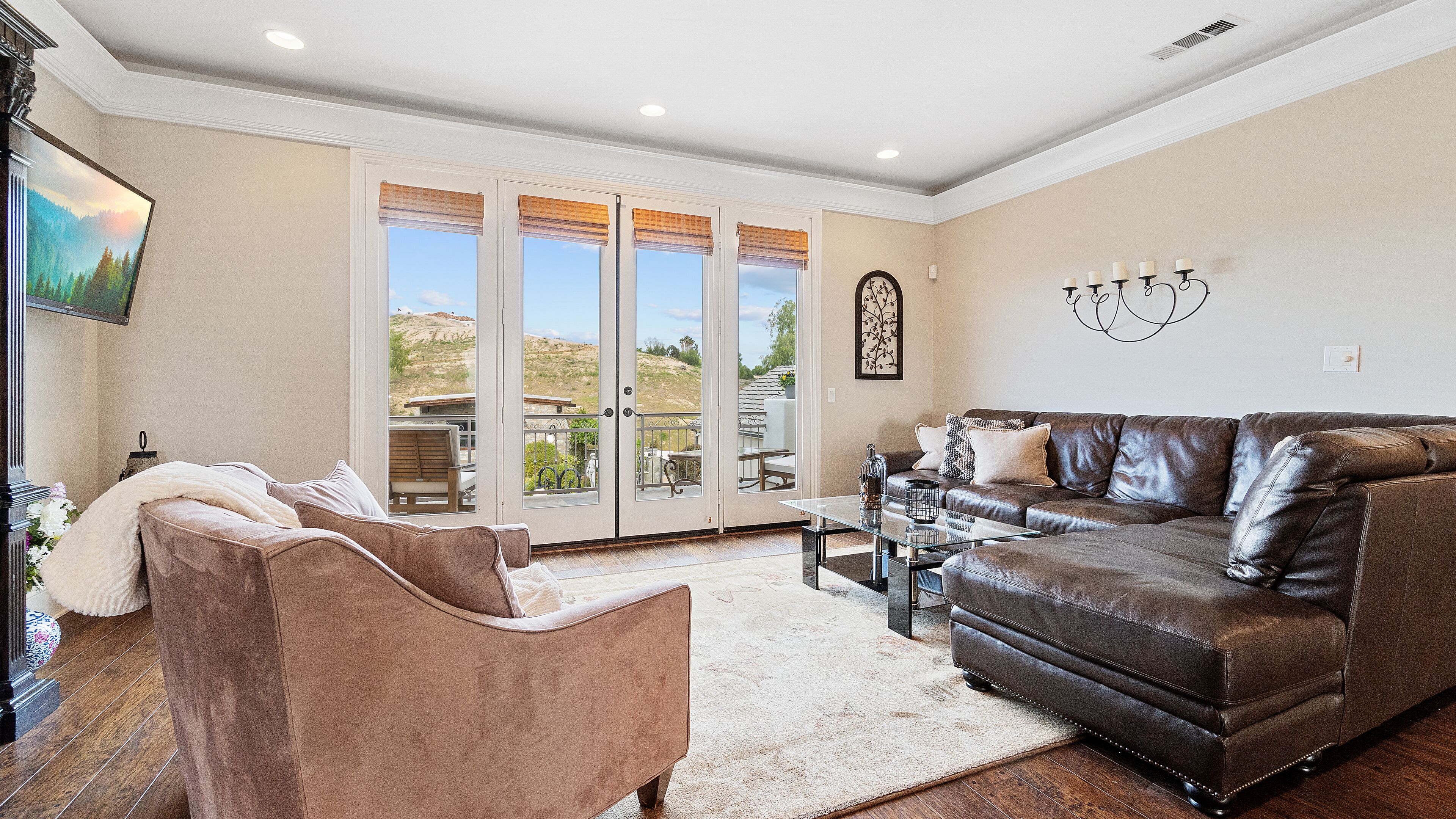 Smart TV, fireplace, books, offices