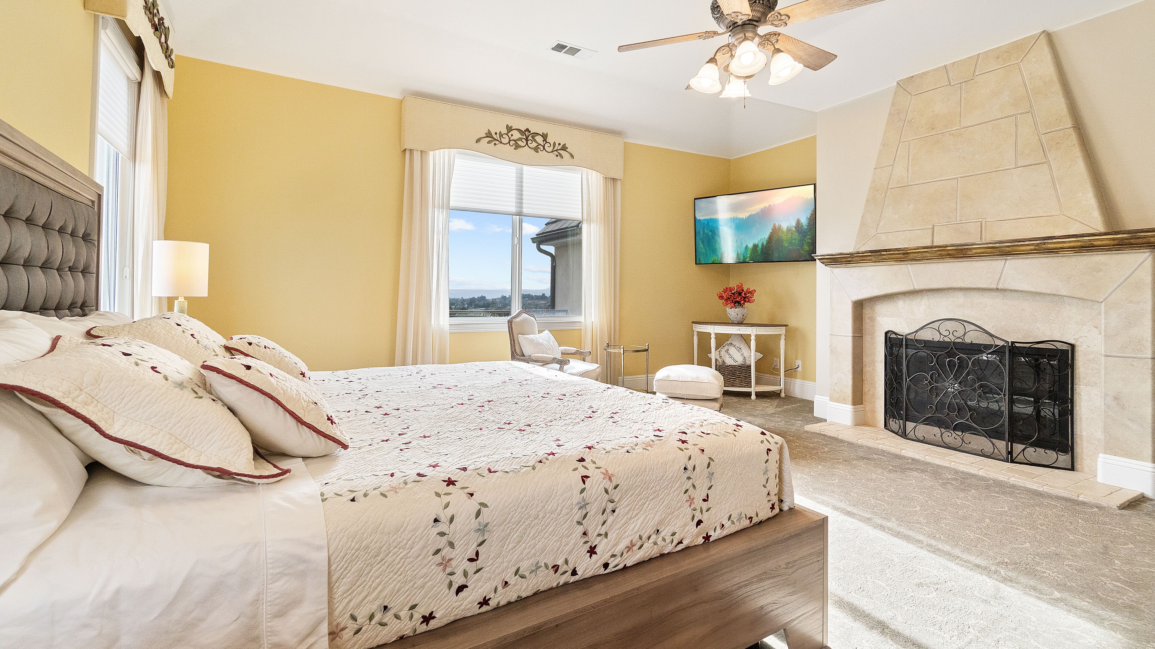 8 多间卧室、客房内保险箱、办公桌、免费 WiFi